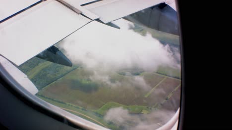 este video es lo que se ve cuando se mira por la ventana en un avión y ver el lado del país rodando por