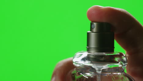 aplicación de perfume