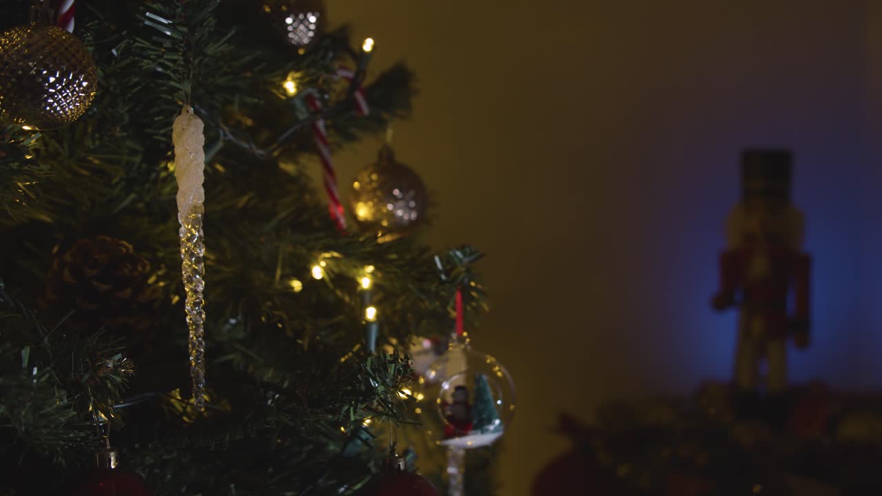 украшение рождественской елки велосипедом в ночи