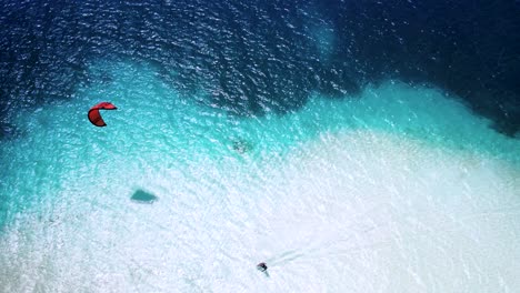 Eine-Person-Beim-Kiteboarden-Im-Kristallklaren,-Türkisfarbenen-Wasser,-Lebhafter-Kontrast,-Luftaufnahme