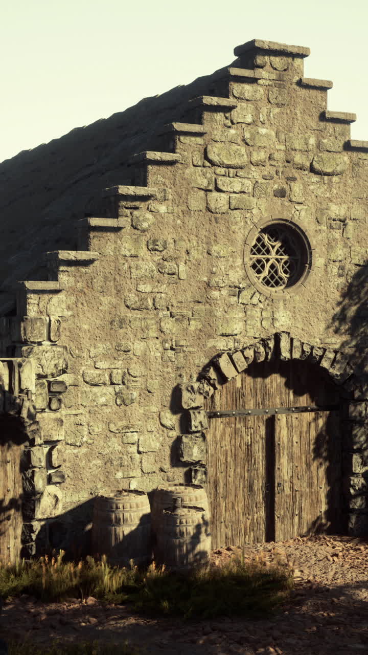 un edificio de piedra rústica con una puerta de madera