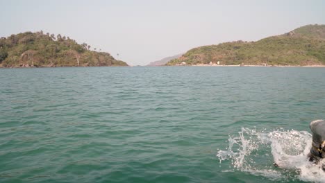 Vista-Desde-Un-Barco-De-Madera-A-Una-Isla-Tropical-En-El-Mar-árabe,-Playa-De-Palolem,-Goa