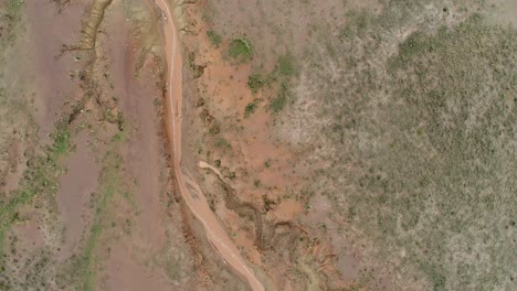 Río-Sedimentario-Africano-En-Medio-De-La-Llanura,-Con-Pequeños-Montículos-De-Tierra-Y-Sin-Vegetación