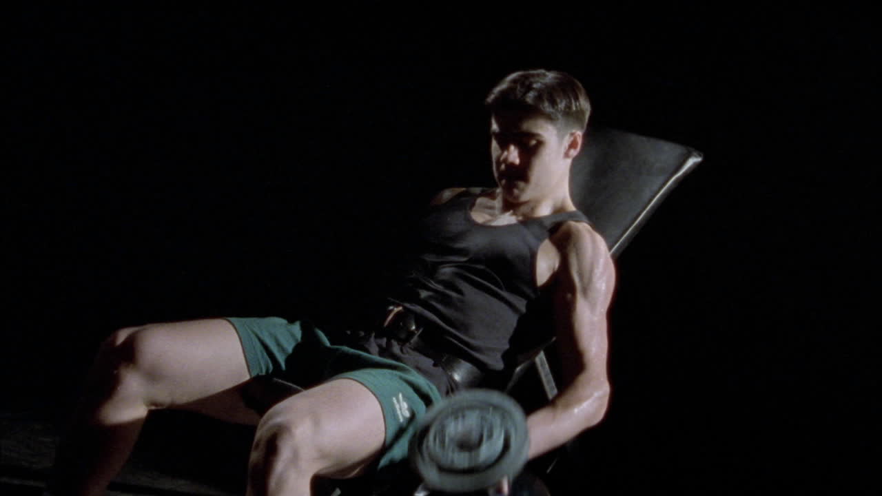 아령으로 운동하는 남자