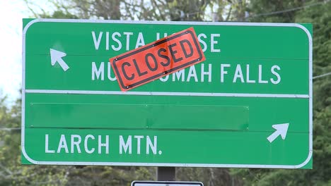 MULTNOMAH-FALLS-CLOSED-STREET-SIGN