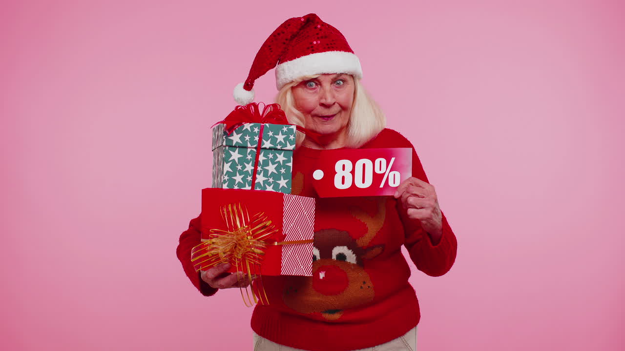 abuela en suéter de navidad mostrando caja de regalos y 80 por ciento de descuento inscripciones texto de pancarta