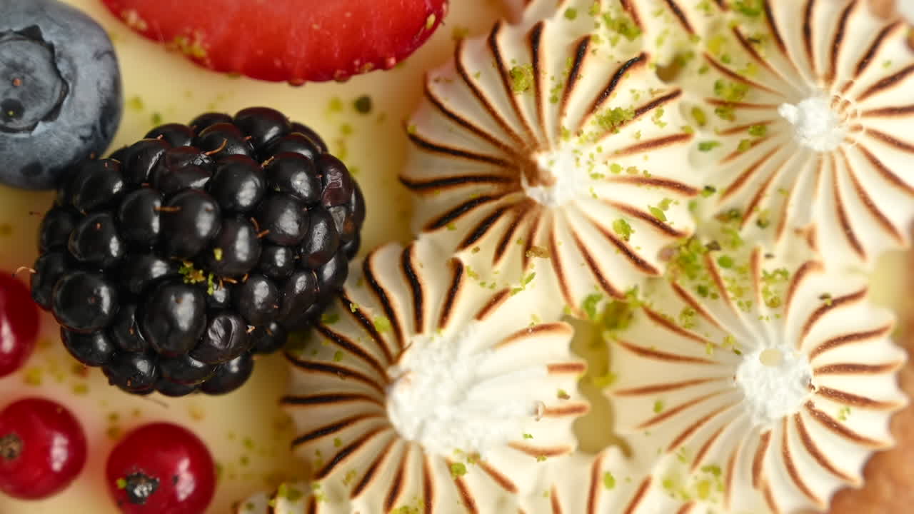 Primo piano di una crostata di frutta su sfondo bianco