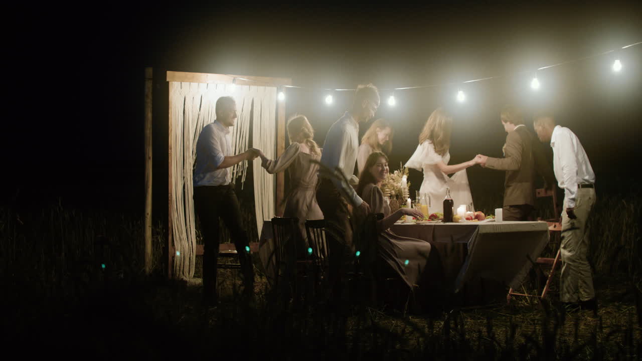 счастливые люди на свадебном приеме