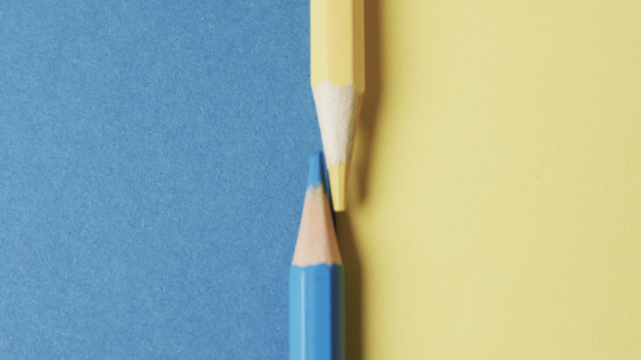 파란색과 노란색 배경에 배열된 노란색과 파란색의 크레이온의 상상, 느린 움직임