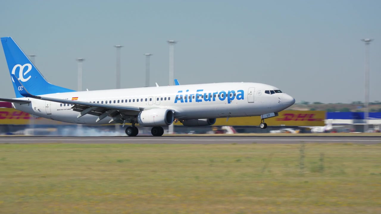 Pesawat Penumpang Air Europa Mendarat di Landasan Pacu Bandara