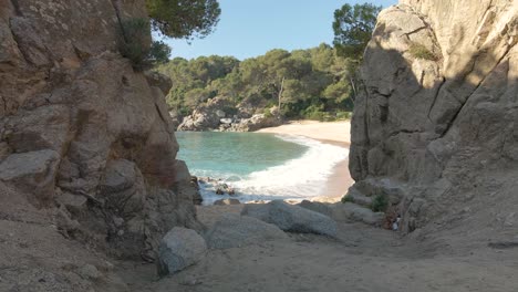 Schöner-Leerer-Landschaftsstrand-In-Costa-Brava,-Spanien