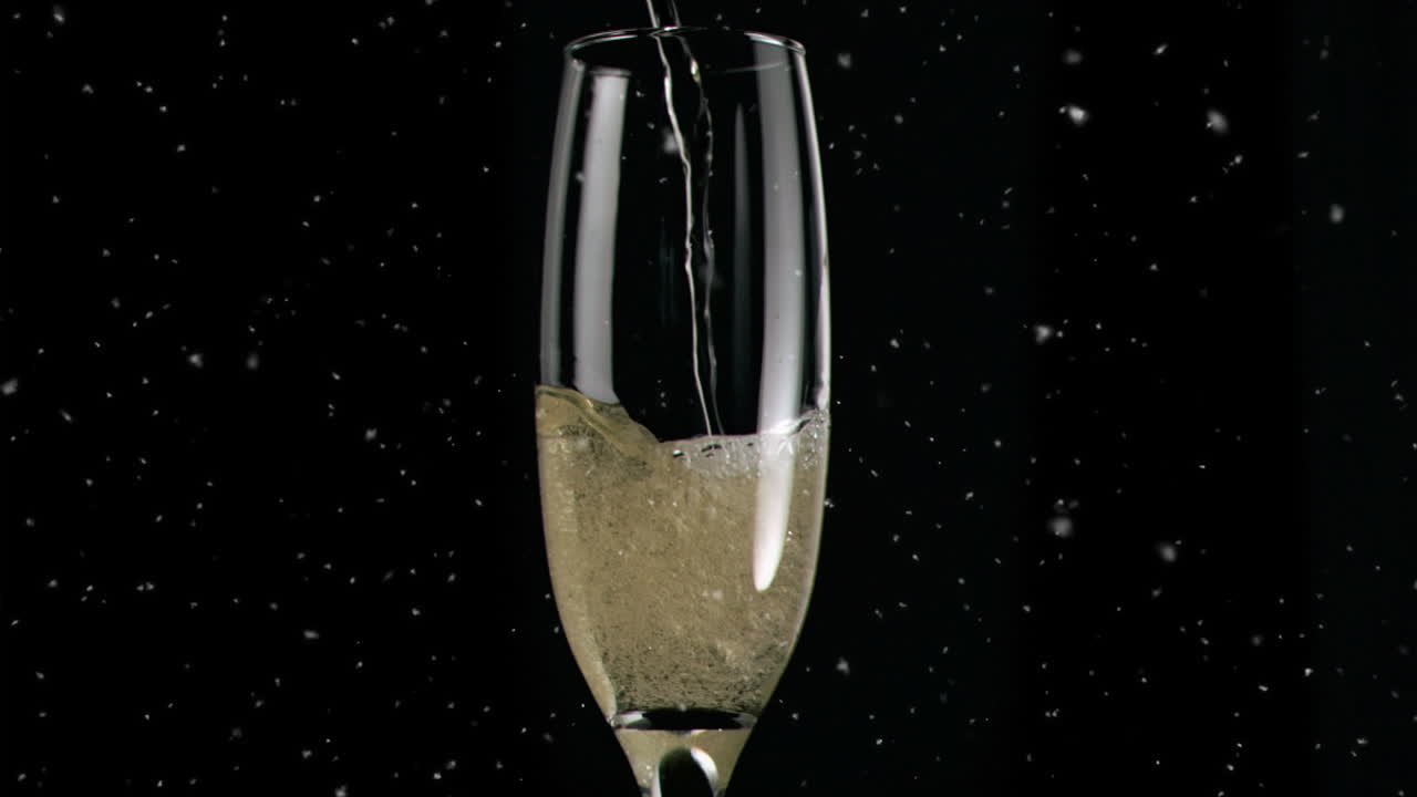 Animazione di punti bianchi su un bicchiere di champagne su sfondo nero