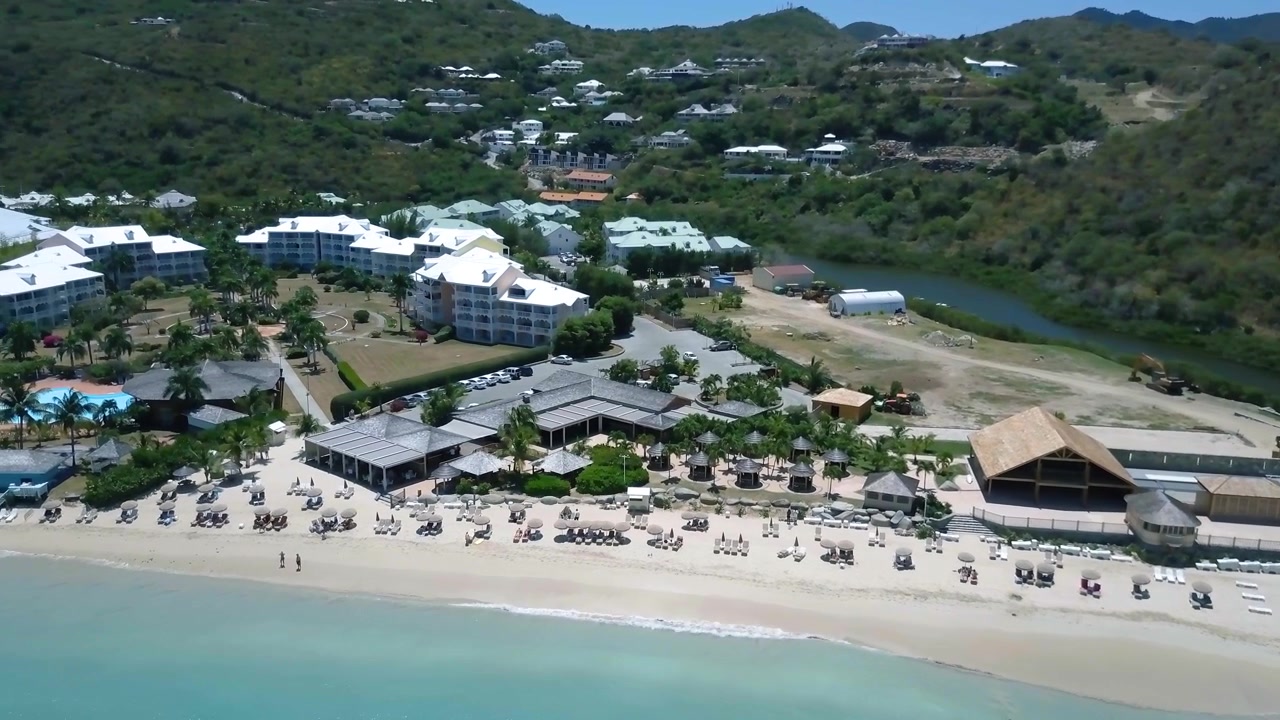 4K-Drohnenansicht eines wunderschönen Strandes in St. Maarten, Anse Marcel Strand, weißer Sandstrand.