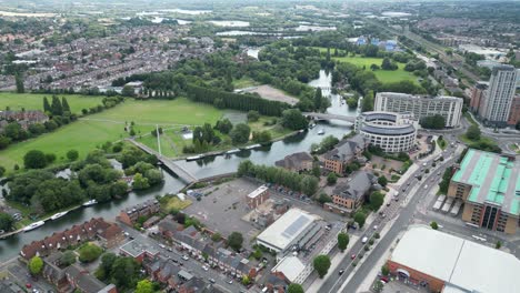 Fluss-Themse,-Der-Durch-Lesedrohne-Fließt,-Luftaufnahme-Großbritannien