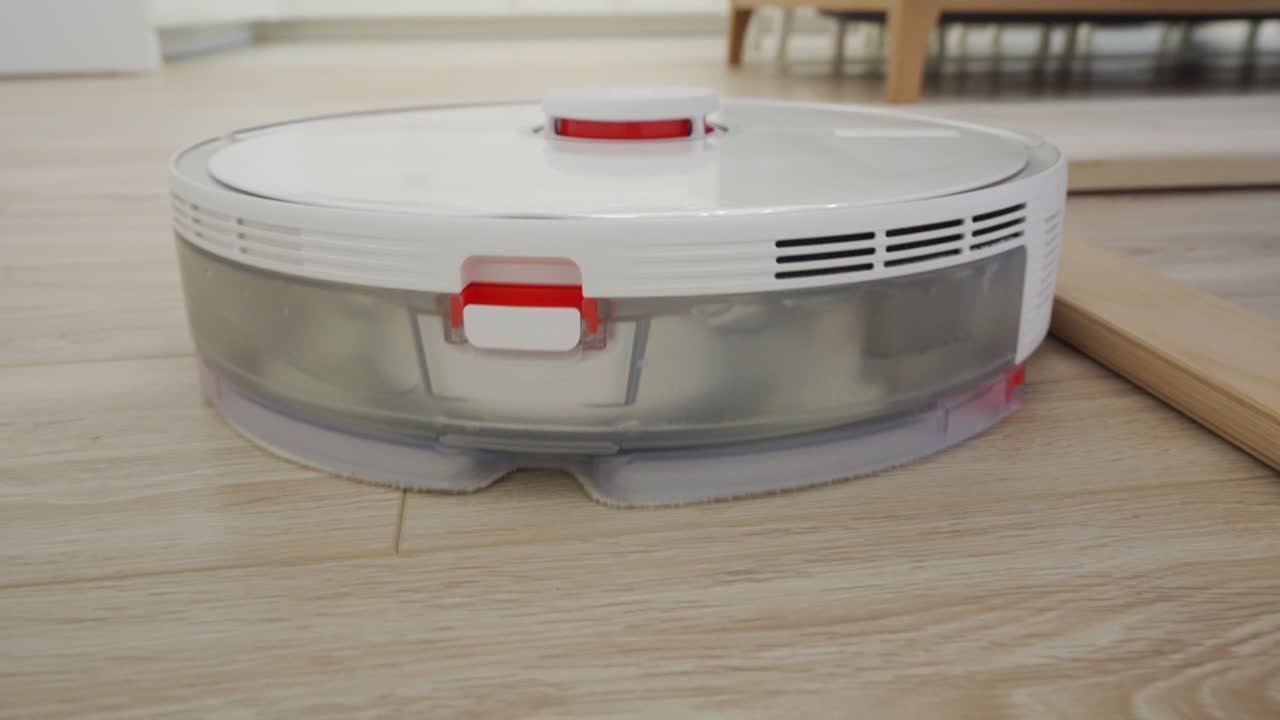 색 로 진공청소기는 아파트의 자동 청소를 수행합니다. 스마트 청소의 현대 기술입니다.