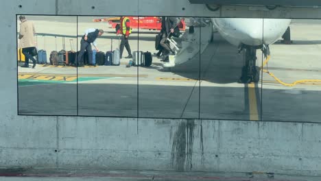 desembarco de pasajeros de un jet de tamaño mediano, grabado desde la cabina
