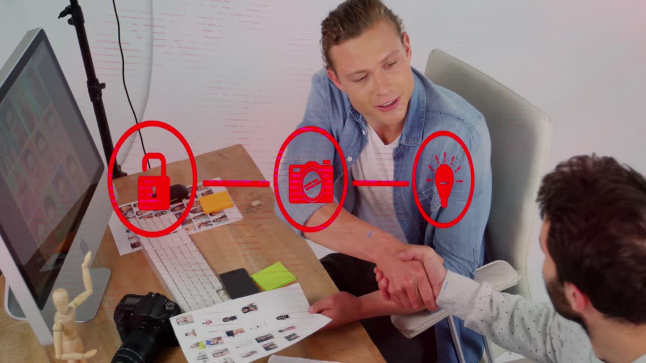 animación de la red de conexiones con iconos sobre diversas personas de negocios que se dan la mano