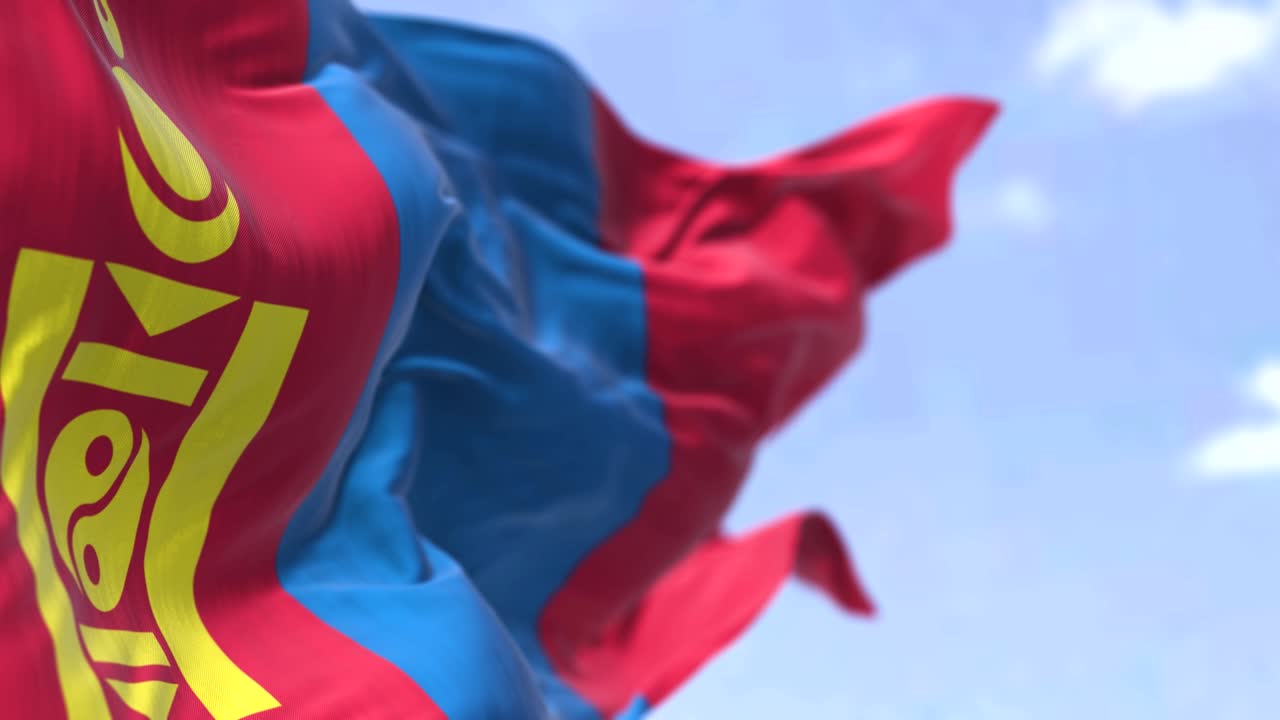 Dettaglio della bandiera nazionale della Mongolia che sventola al vento in una giornata limpida