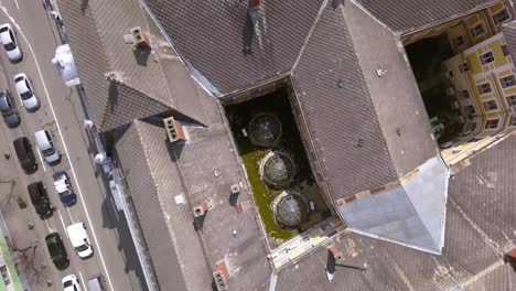 toma aérea directa de drones que revela una pieza única de arquitectura de mediados de siglo en cluj napoca rumania