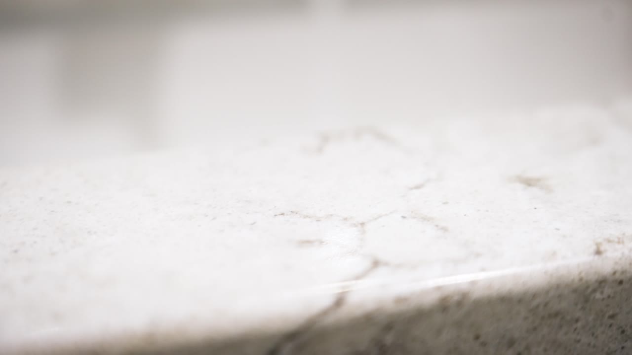 agua que fluye de un grifo del fregadero del baño en movimiento lento