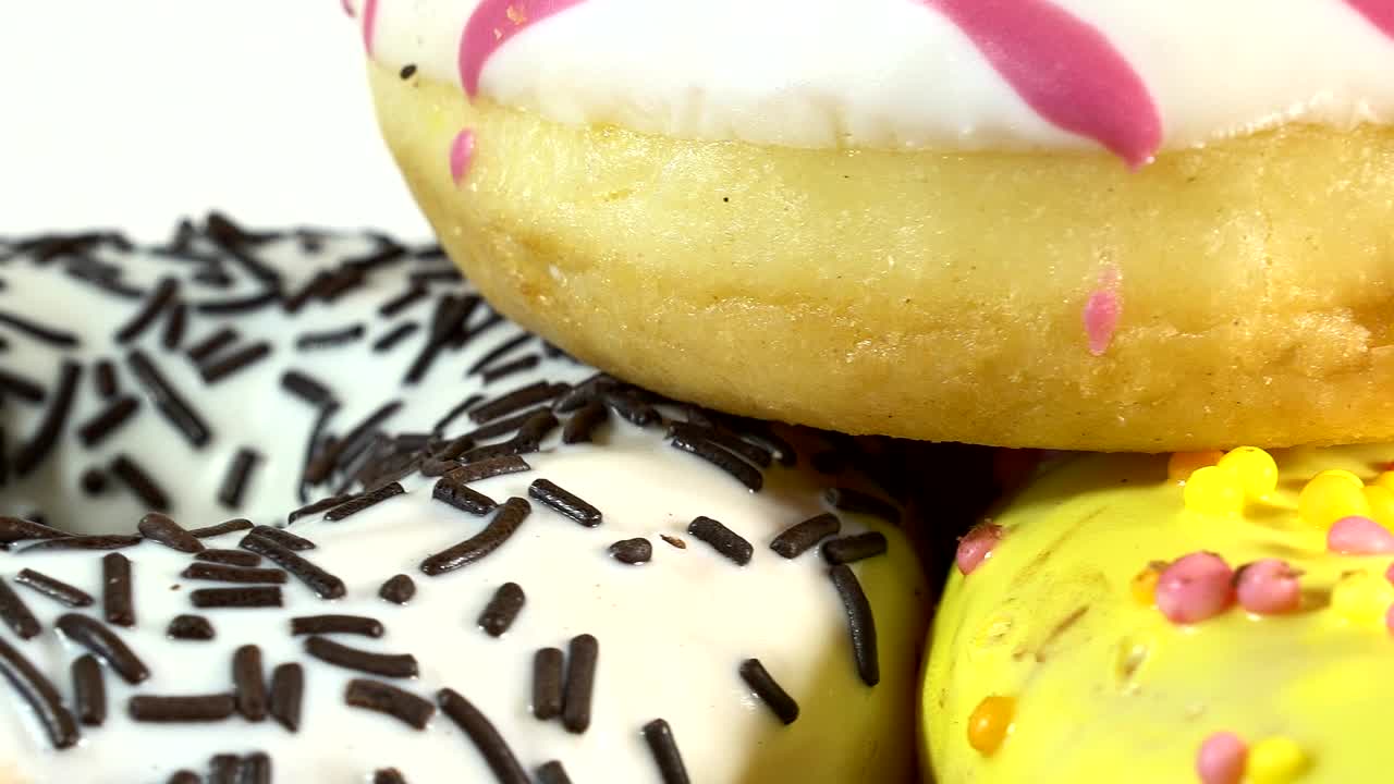 테이블 위에 다른 채우기와 함께 회전하는 도 - 맛있는 달한 도이 접시 위에 회전하는 밝고 다채로운 도 클로즈업 매크로 은  바탕에 회전합니다.