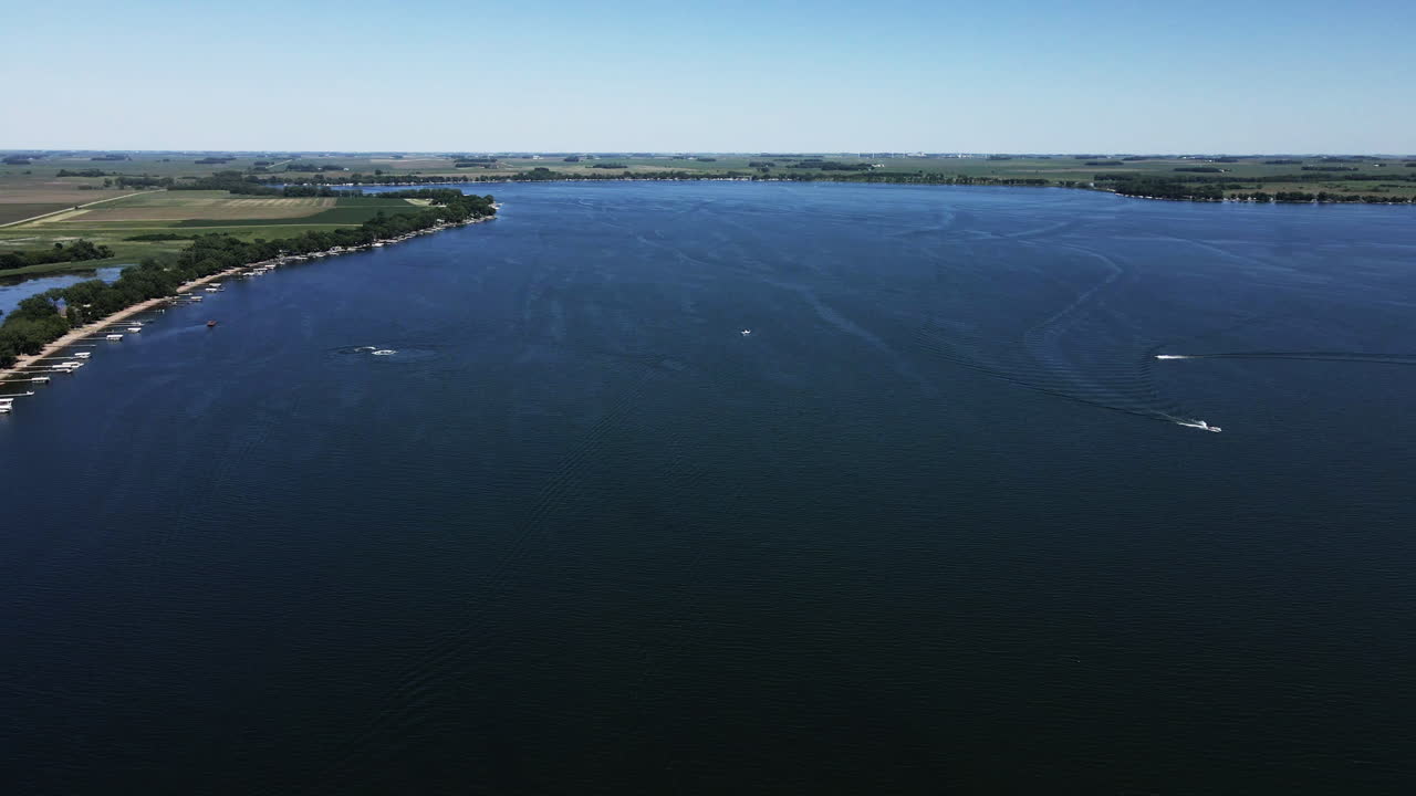 vista aérea de barcos en un lago azul del medio oeste en iowa