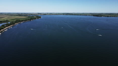 vista aérea de barcos en un lago azul del medio oeste en iowa
