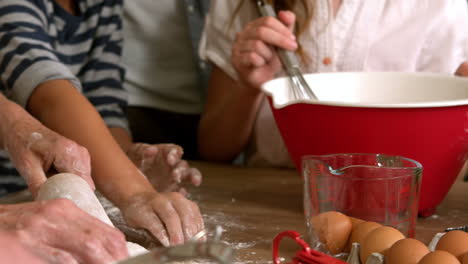 una chica linda preparando un pastel