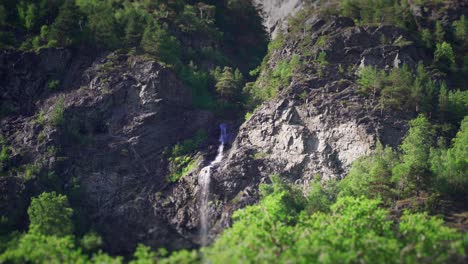 una de las cascadas a orillas del fiordo naeroy, noruega
