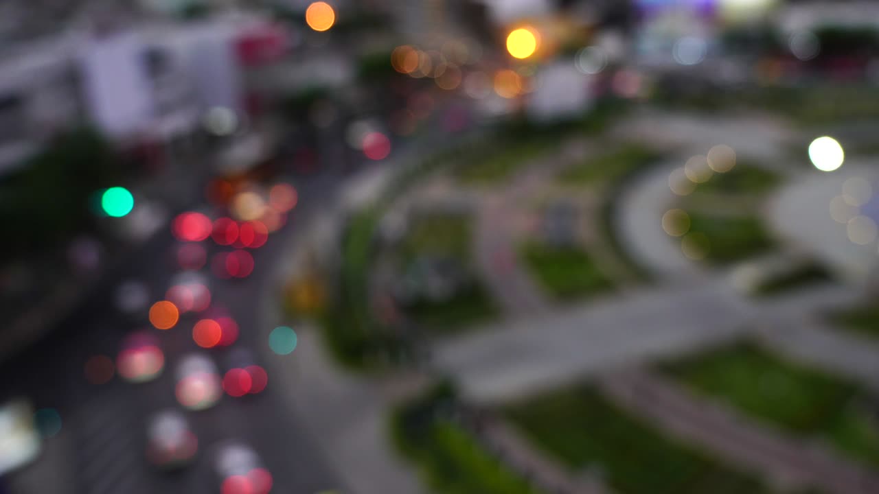 туманная светлая ночь в городе синий боке абстрактный черный фон красивый круг блеск счастливого рождества и счастливого нового года открытка празднование улицы лампы с темным небом фестиваля.