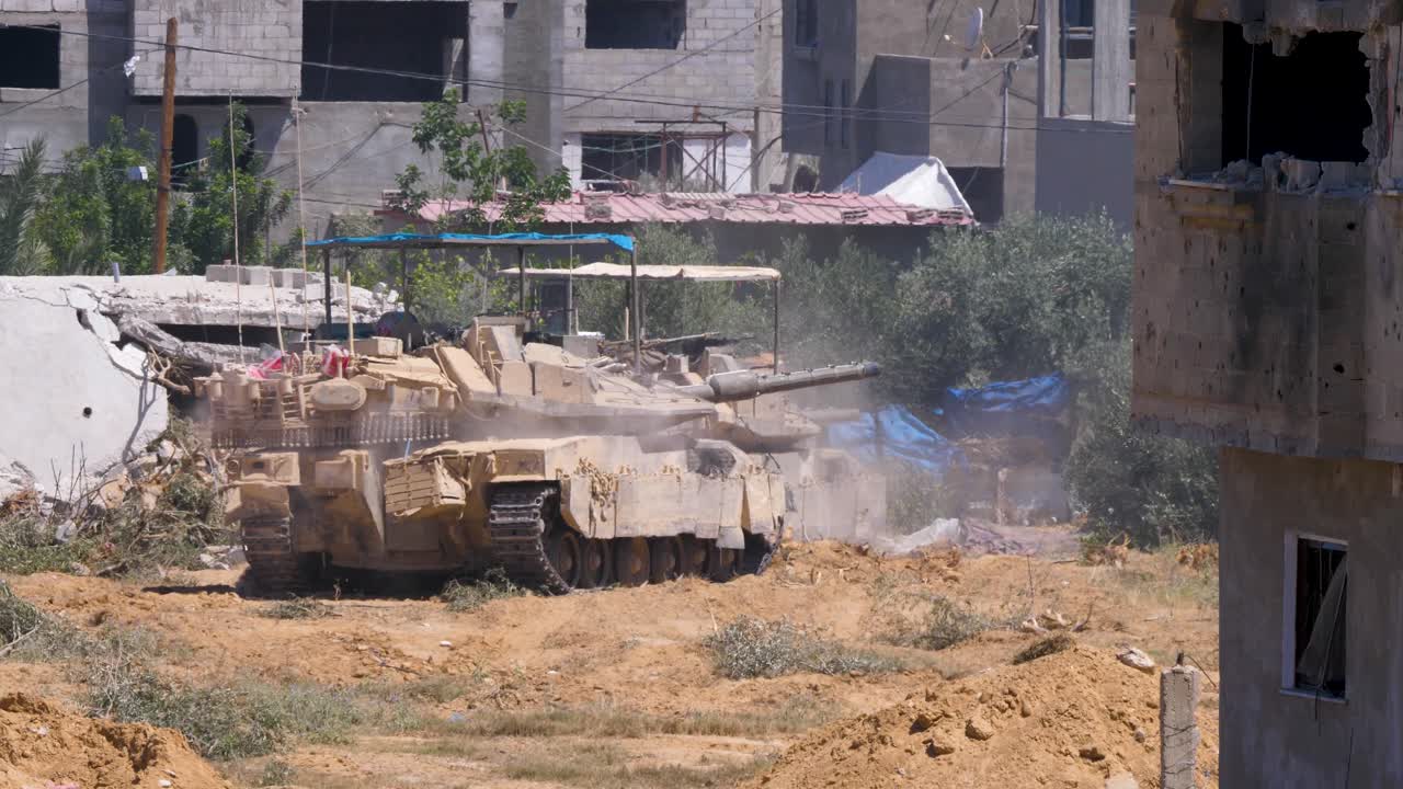 Carro armato israeliano nascosto dagli edifici a Rafah, Palestina, che ruota la sua torretta