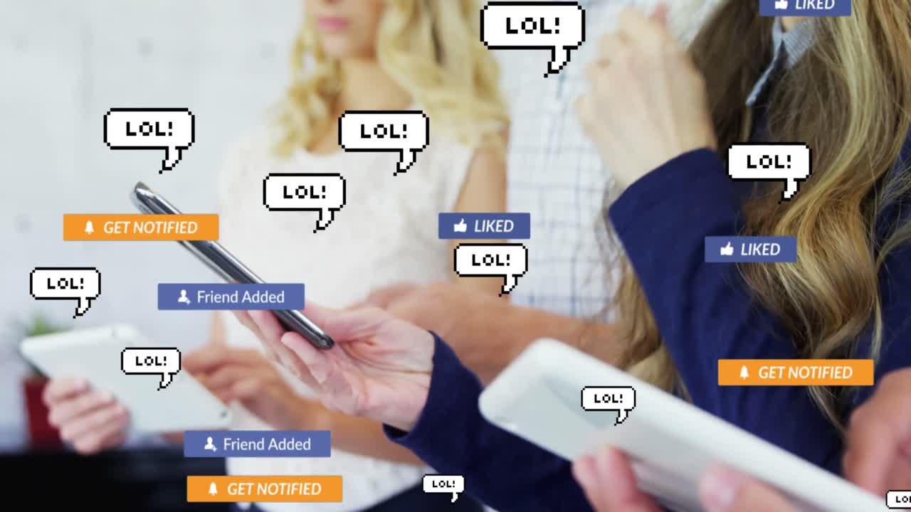 태블릿과 스마트폰을 사용하는 여성에 대한 배너에 대한 소셜 미디어 텍스트의 애니메이션