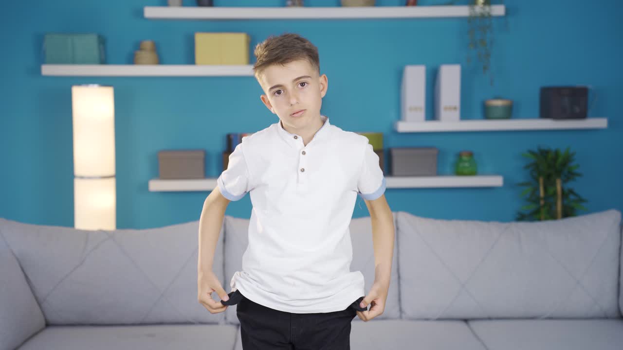 돈이 없는 소년은 슬프다.