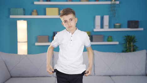 el chico que no tiene dinero es triste.