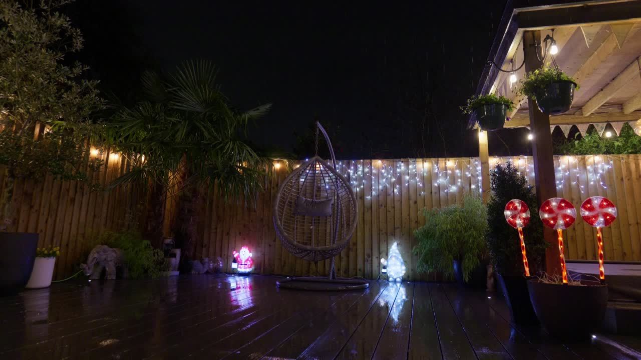 imágenes al aire libre de un jardín minimalista por la noche con iluminación cálida, luces de hadas y decoraciones navideñas