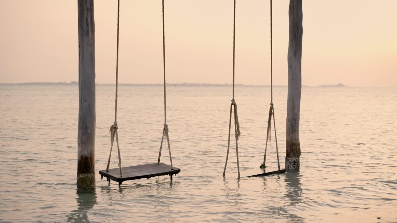 Un'altalena da spiaggia con una vista splendida e rilassante sulle onde.