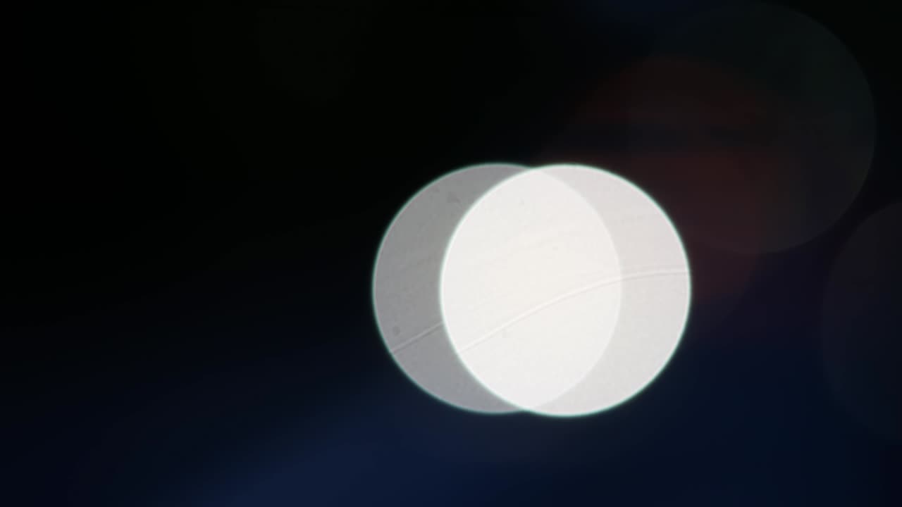 도로에서 지나가는 자동차의 불빛, 운전하는 자동차와 이동하는 버스의 헤드라이트.