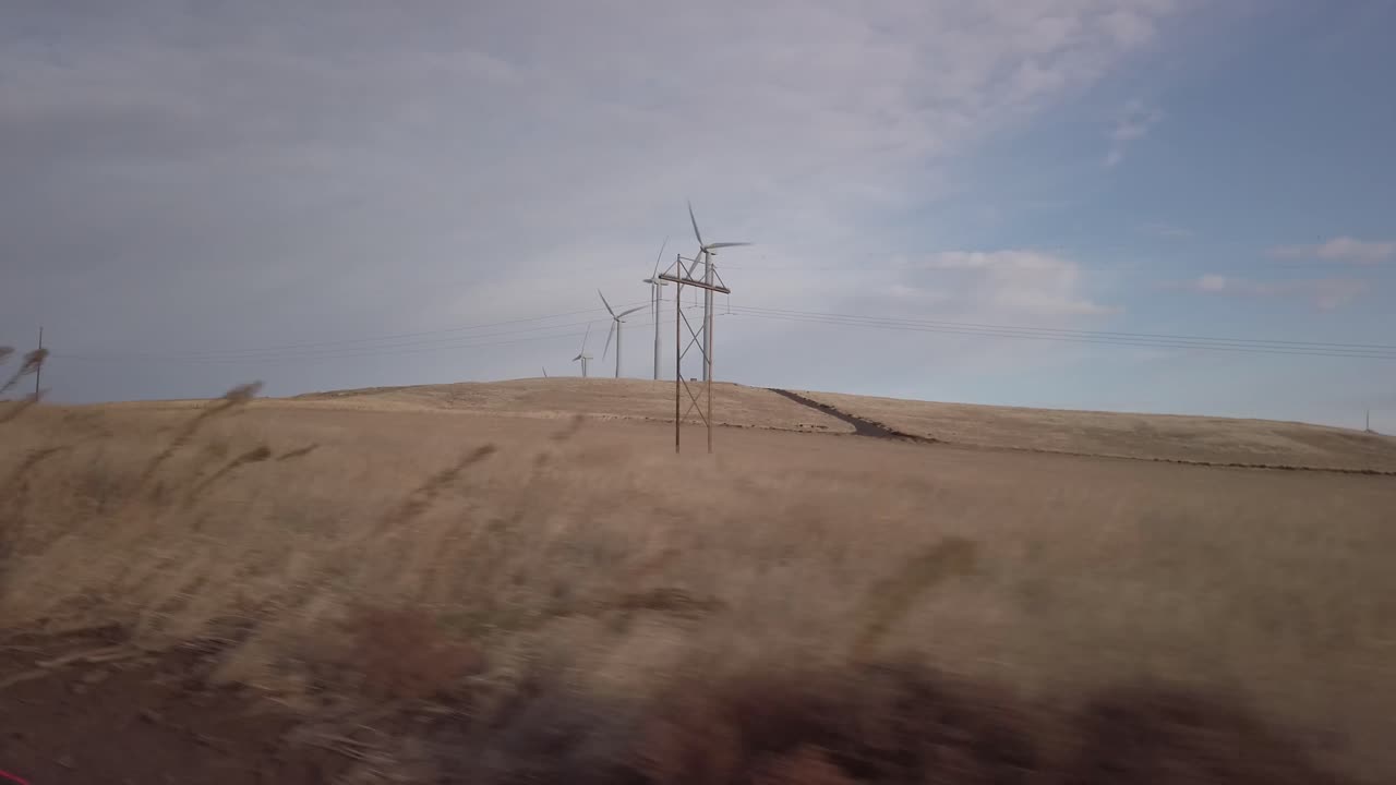 turbinas de viento en la cima de una colina