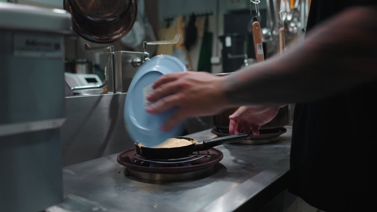 전문 주방에서 요리하는 것