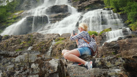 Der-Tourist-Fotografiert-Der-Legende-Nach-Den-Höchsten-Wasserfall-Norwegens-Das-Wasser-Aus-Diesem-Wasser