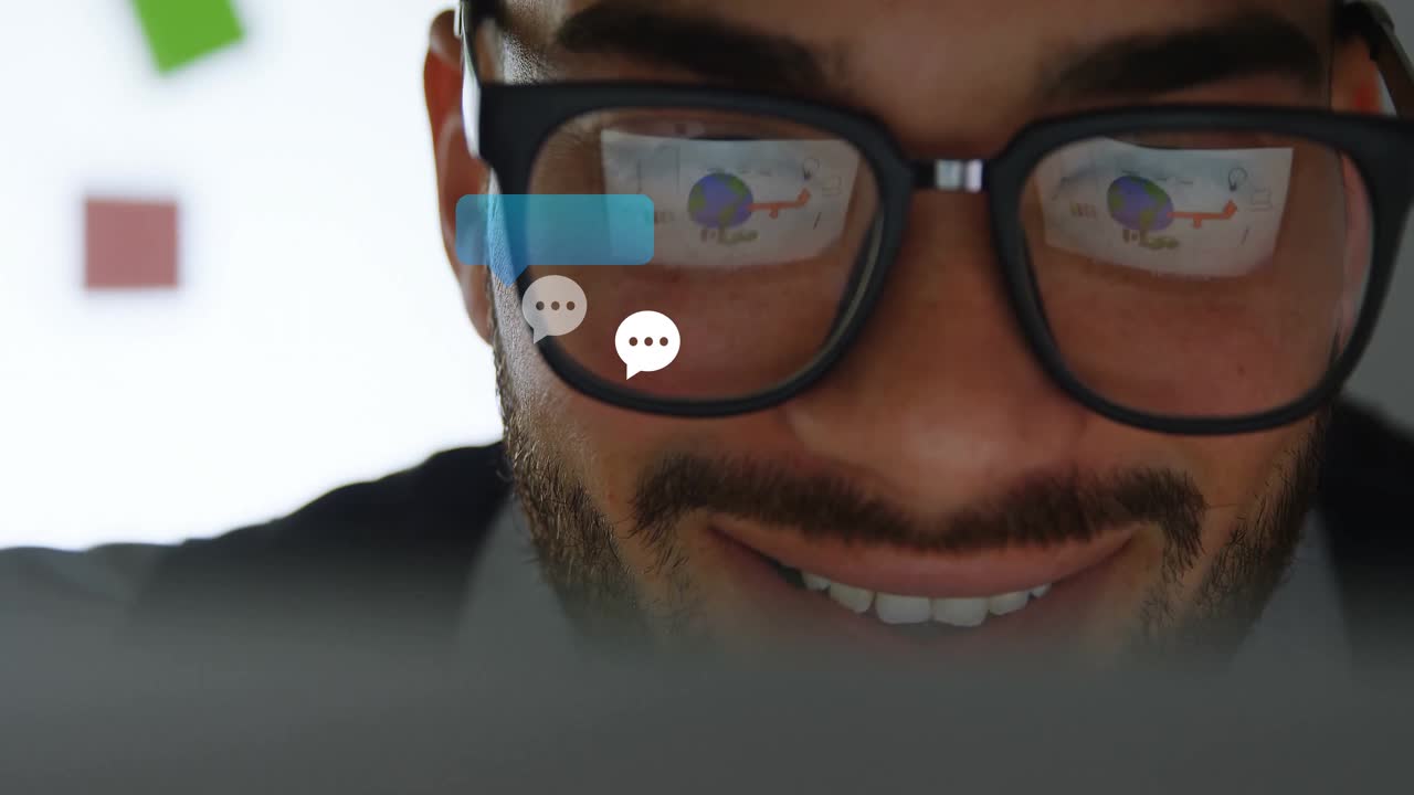 Dirigente che guarda il portatile avviando delle chat i cui fumetti crescono e poi svaniscono, mostrando analisi negli occhiali