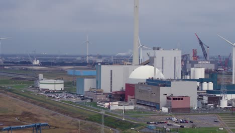 complejo industrial con parque eólico y central eléctrica