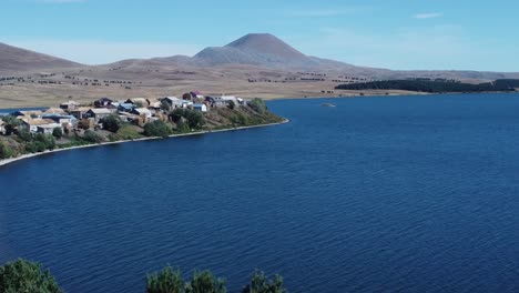 Descubriendo-El-Pueblo-De-Tabatskuri,-Uno-De-Los-Pueblos-Más-Bellos-De-La-Región-De-Samtskhe-javakheti