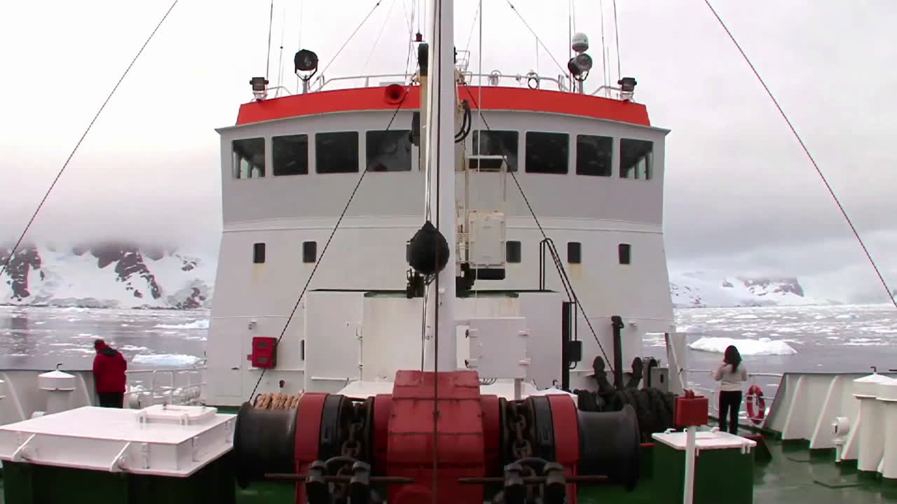 океанское исследовательское судно плывет среди айсбергов в антарктиде 1