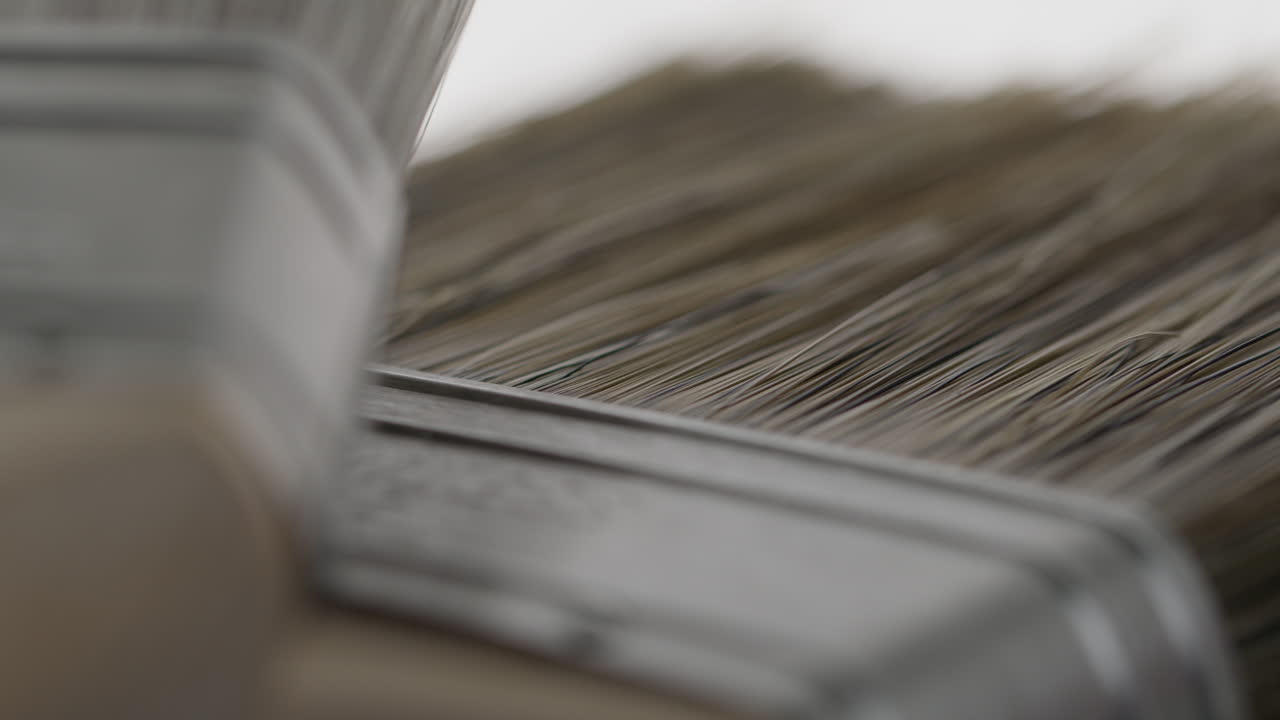 Video i høj kvalitet af nærbillede af Farrow and Ball penselhår og -skaft. Detaljeret visning af børstehårs tekstur og håndværk, ideel til præcisionsmaleopgaver