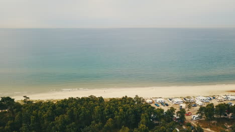 Círculo-De-Drones-Volando-Sobre-El-Camping-Loederups-Strandbad