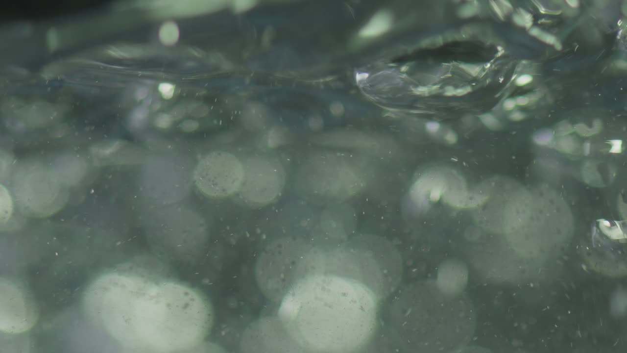 거품이 많은  ⁇ 는 물