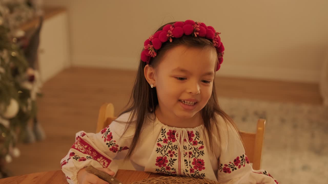 クリスマス祝いの準備をしている母と娘