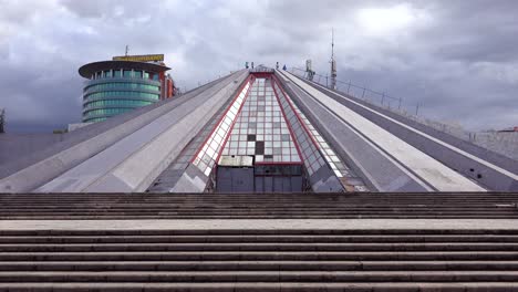 Eine-Verlassene-Pyramide-Ist-Ein-Überbleibsel-Einer-Kommunistischen-Ära-In-Der-Innenstadt-Von-Tirana-Albanien-1