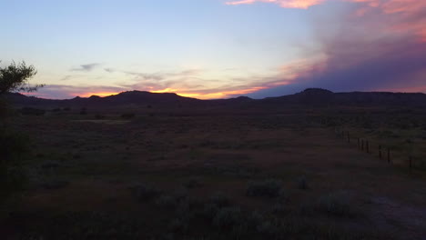Eine-Filmische-Drohnenaufnahme,-Die-Sich-Während-Des-Sonnenuntergangs-über-Ein-Wunderschönes-Feld-Bewegt